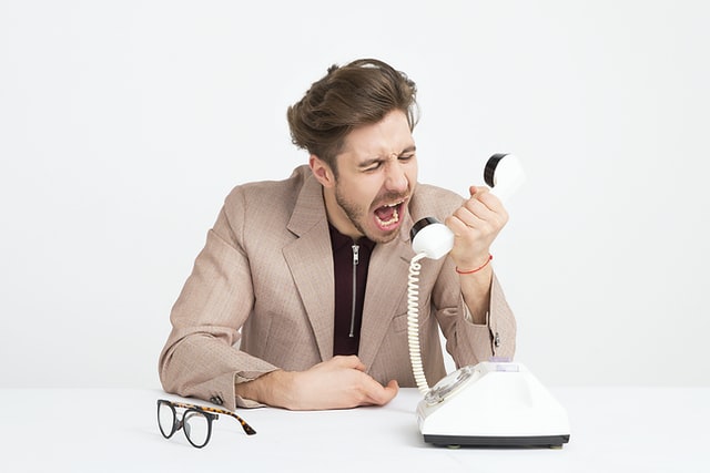 Mann ruft 'Action' in Telefonhörer